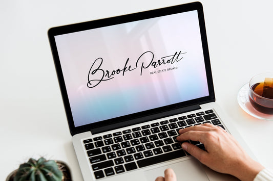Werten Sie Ihre digitale Kommunikation mit einer transparenten Signatur auf, die Eleganz und Raffinesse ausstrahlt. Hier erfahren Sie, wie Sie eine solche erstellen können!